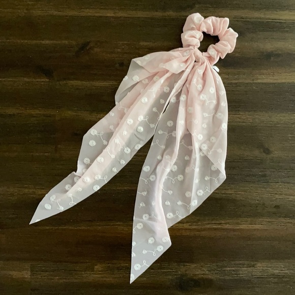 Accessories - Kerchief Scrunchie Pink w/ Embroidered Daisy Print